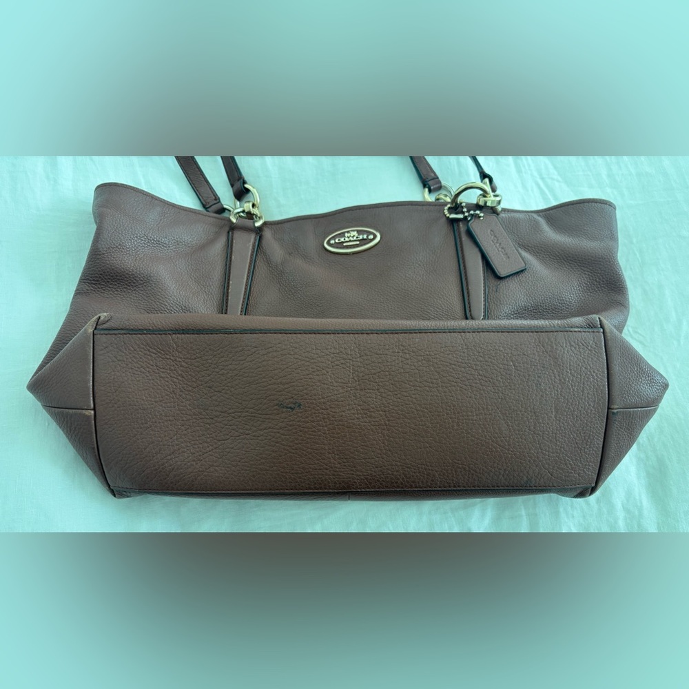 Beautiful Pebbled Leather Coach bag with Gold Details: - Picture 4 of 15
